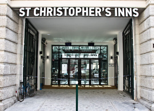 St. Christophers Inn Gare du Nord Paris in Paris Auf Klassenfahrt mit HEROLÉ: St. Christophers Inn Gare du Nord- Außenansicht Eingang in Paris