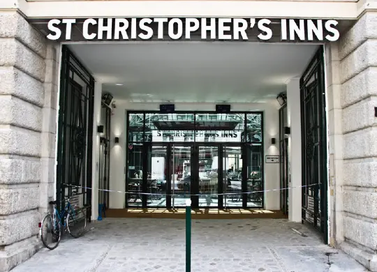 Auf Klassenfahrt mit HEROLÉ: St. Christophers Inn Gare du Nord- Außenansicht Eingang in Paris