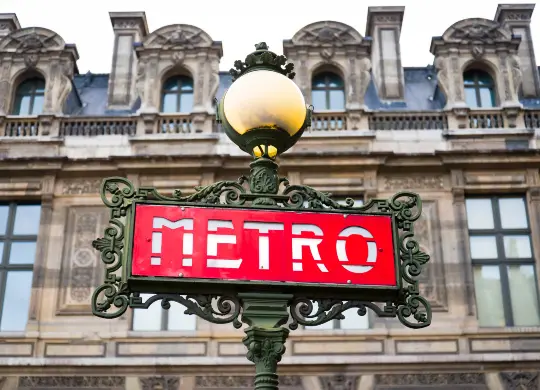 Auf Klassenfahrt mit HEROLÉ: Typisches Metroschild in Paris.
