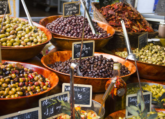 Klassenfahrten Provence - Marktbesuch Klassenfahrten Provence - Große Olivenauswahl auf dem Markt