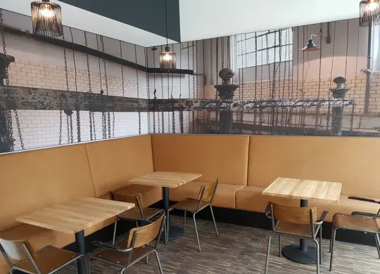 Blick in den Restaurant- und Barbereich der Jugendherberge Esch- sur- Alzette in Luxemburg Auf Klassenfahrt mit HEROLÉ: Speisen Sie auch in den Räumlichkeiten der Jugendherberge Esch- sur- Alzette in Luxemburg