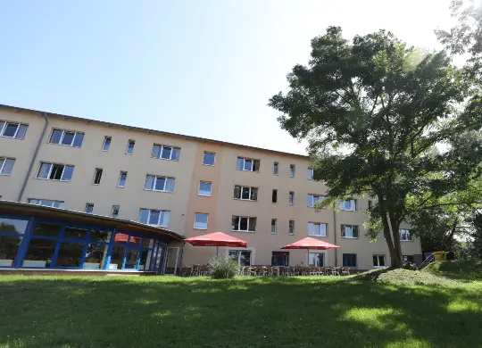 Auf Klassenfahrt mit HEROLÉ: Außenansicht der Jugendherberge Sellin, Rügen