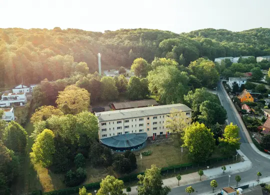Auf Klassenfahrt mit HEROLÉ: Luftaufnahme der Jugendherberge Sellin, Rügen