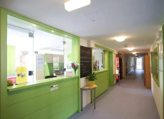 Auf Klassenfahrt mit HEROLÉ: Rezeption der Jugendherberge Sellin, Rügen