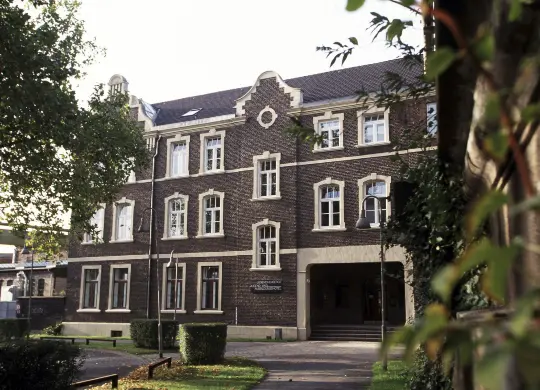 Auf Klassenfahrt mit HEROLÉ: Außenansicht der Jugendherberge Duisburg Landchaftspark im Ruhrgebiet