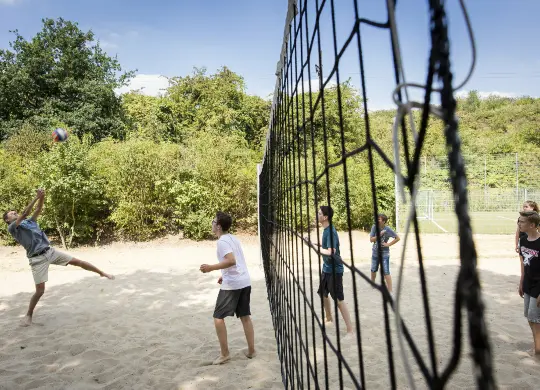 Auf Klassenfahrt mit HEROLÉ: Beachvolleyballfeld der Jugendherberge Duisburg Sportpark im Ruhrgebiet