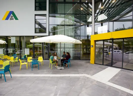 Auf Klassenfahrt mit HEROLÉ: Eingangsbereich der Jugendherberge Duisburg Sportpark im Ruhrgebiet