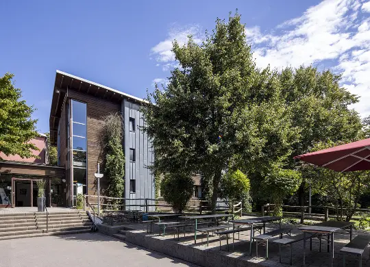 Auf Klassenfahrt mit HEROLÉ: Außenansicht der Jugendherberge Essen im Ruhrgebiet