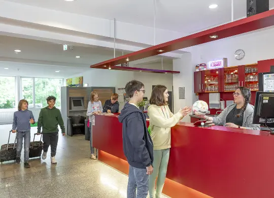 Auf Klassenfahrt mit HEROLÉ: Rezeption der Jugendherberge Essen im Ruhrgebiet