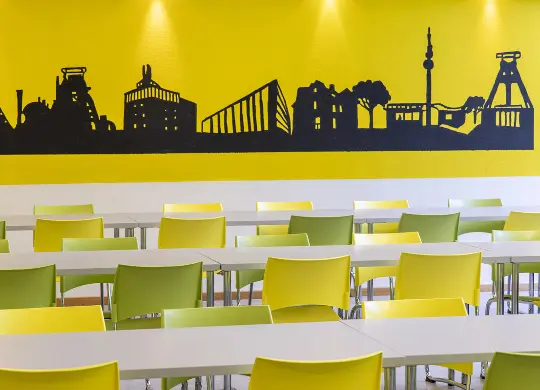 Auf Klassenfahrt mit HEROLÉ: Speiseraum der Jugendherberge Essen im Ruhrgbiet