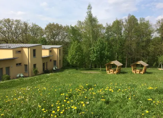 Auf Klassenfahrt mit HEROLÉ: Sächsische Schweiz  Unterkunft St. Ursula in Struppen mit Blick auf die Ferienhäuser und die Rastplätze