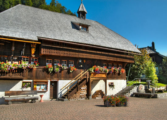 Klassenfahrt - Schwarzwald (Heimatmuseum der Gemeinde Todtmoos) Außenansicht des Heimatmuseums und sogenannten Heimethus im Sommer - Klassenfahrten -Schwarzwald