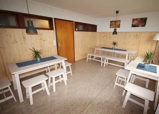 Auf Klassenfahrt mit HEROLÉ: Aufenthaltsraum Refugio-Gruppenhaus im Schwarzwald