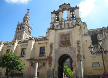 Blick auf eine Kirche in Sevilla Auf Klassenfahrt mit HEROLÉ: Besuchen Sie auch die Sehenswürdigkeiten in Sevilla