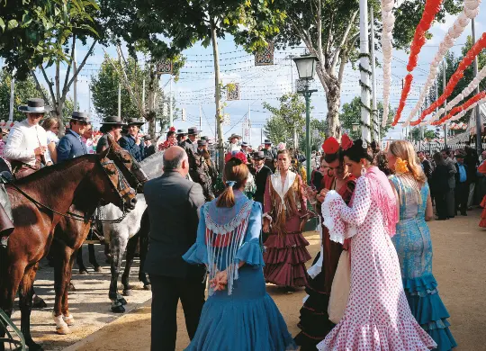 Auf Klassenfahrt mit HEROLÉ: Einheimische in traditioneller Kleidung in Andalusien.