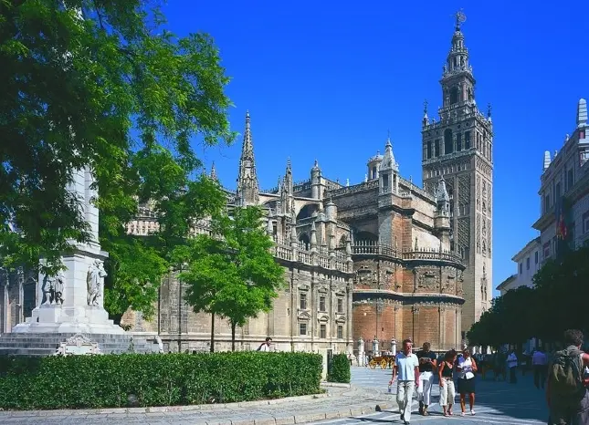 Blick auf die Kathedrale in Sevilla Auf Klassenfahrt mit HEROLÉ: Blick auf die Kathedrale in Sevilla