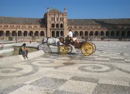 Auf Klassenfahrt mit HEROLÉ: Plaza Espanya in Sevilla