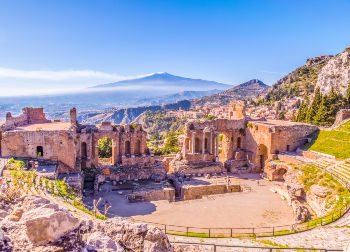 Griechisches Theater in Taormina mit Blick auf den Ätna in Sizilien Auf Klassenfahrt mit HEROLÉ: Griechisches Theater in Taormina mit Blick auf den Ätna in Sizilien.