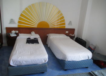 Hotel Baia Degli Dei auf Sizilien Auf Klassenfahrt mit HEROLÉ: Hotel Baia Degli Dei - Zimmerbeispiel auf Sizilien