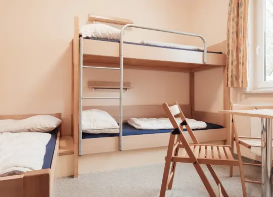 Klassenfahrt Stralsund: Jugendherberge Stralsund Dreibettzimmer Auf Klassenfahrt mit HEROLÉ: Dreibettzimmer in der Jugendherberge Stralsund
