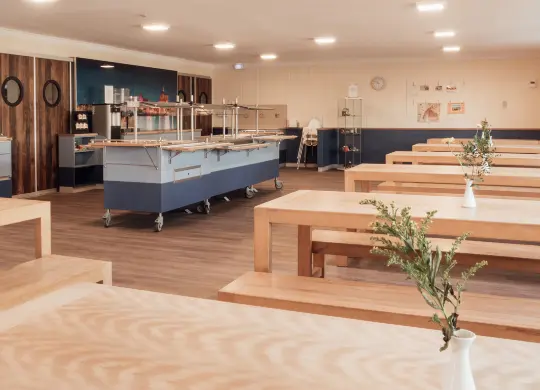 Klassenfahrt Stralsund: Jugendherberge Stralsund Speisesaal Auf Klassenfahrt mit HEROLÉ: Speisesaal der Jugendherberge Stralsund