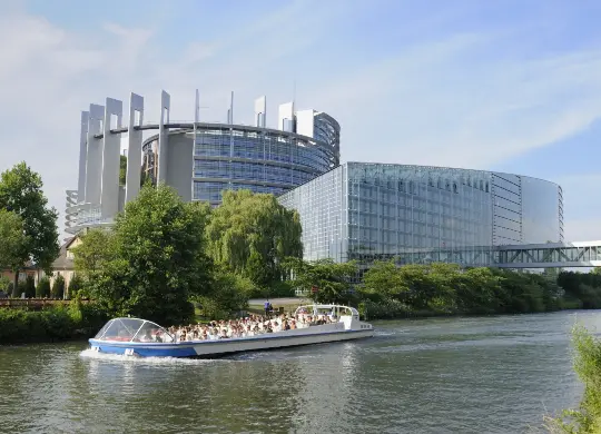 Auf Klassenfahrt mit HEROLÉ: Bootsfahrt in Straßburg.