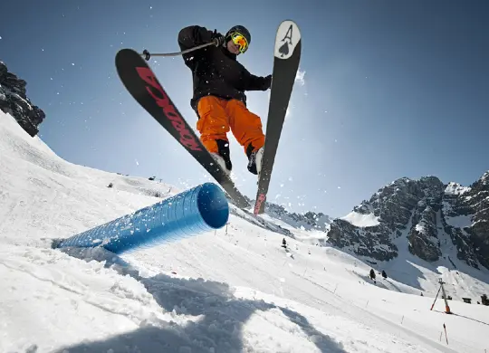 Auf Klassenfahrt mit HEROLÉ: Skifahrer springt über Hindernis im Stubaital