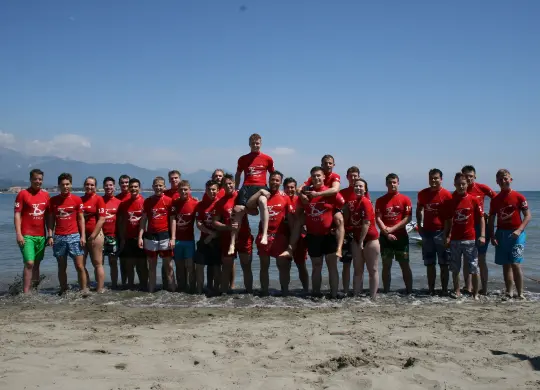 Auf Klassenfahrt mit HEROLÉ: Schulklasse am Meer in der Toskana.