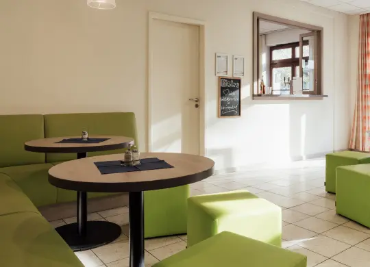 Auf Klassenfahrt mit HEROLÉ: Bistroecke im Speisesaal der Jugendherberge Heringsdorf, Usedom