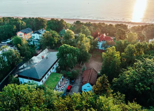 Auf Klassenfahrt mit HEROLÉ: Luftaufnahme der Jugendherberge Heringsdorf, Usedom