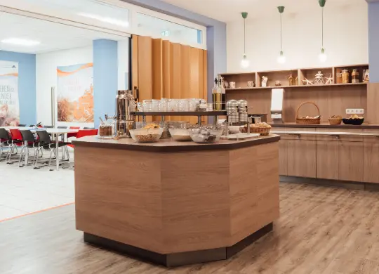 Auf Klassenfahrt mit HEROLÉ: Speisesaal der Jugendherberge Heringsdorf, Usedom