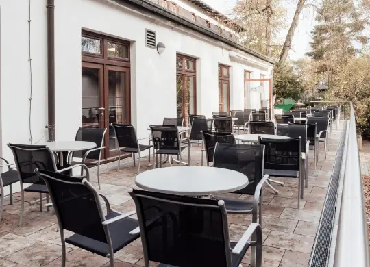 Auf Klassenfahrt mit HEROLÉ: Terasse des Speisesaals in der Jugendherberge Heringsdorf, Usedom