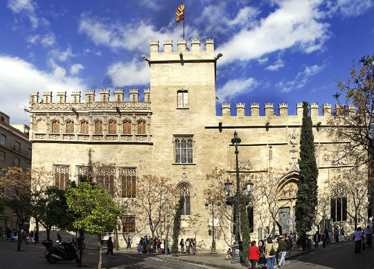 Klassenfahrt - Valencia (Lonja De La Seda) Gebäude der alten Seidenbörse von außen mit valencianischer Flagge -Klassenfahrten - Valencia