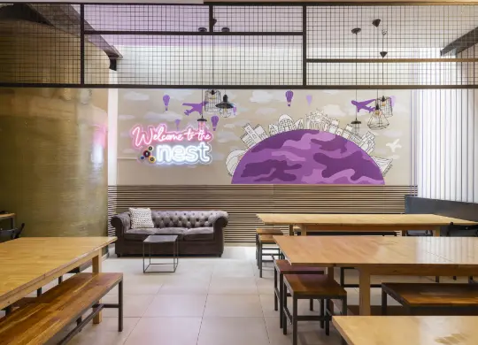 Auf Klassenfahrt mit HEROLÉ: Aufenthaltsbereich im Purple Nest in Valencia