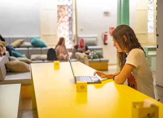 Auf Klassenfahrt mit HEROLÉ: The River Hostel Valencia Aufenthaltsbereich