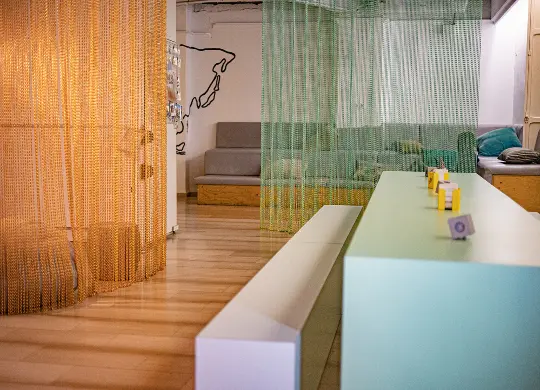 Auf Klassenfahrt mit HEROLÉ: The River Hostel Valencia Aufenthaltsbereich