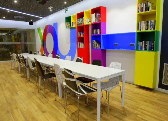 Auf Klassenfahrt mit HEROLÉ: Aufenthaltsraum im Urban Youth Hostel in Valencia