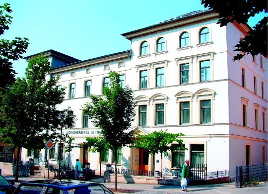 Auf Klassenfahrt mit HEROLÉ: Außenansicht der Jugendherberge Germania in Weimar