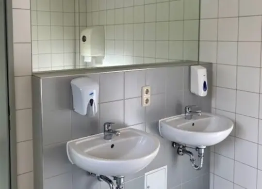 Auf Klassenfahrt mit HEROLÉ: Gemeinschaftsbad in der Jugendherberge Germania in Weimar