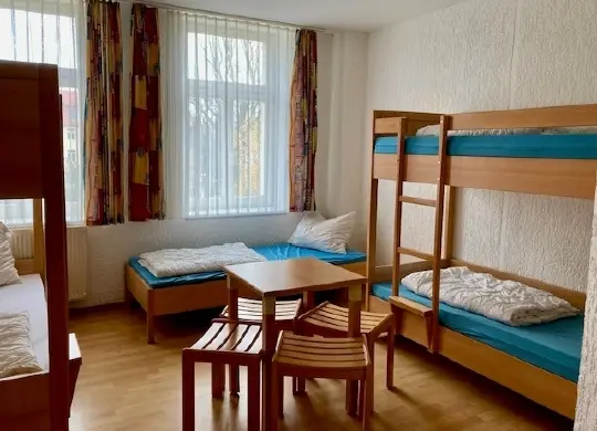 Auf Klassenfahrt mit HEROLÉ: Beispiel eines Mehrbettzimmers in der Jugendherberge Germania in Weimar