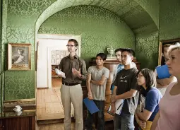 Wittumspalais Schlafzimmer in Weimar Auf Klassenfahrt mit HEROLÉ: Wittumspalais - Schülergruppe im Schlafzimmer in Weimar