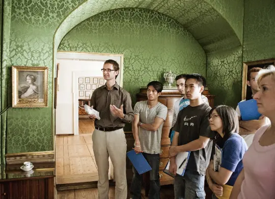 Auf Klassenfahrt mit HEROLÉ: Wittumspalais - Schülergruppe im Schlafzimmer in Weimar