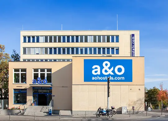 a&o Hostel in Aachen Auf Klassenfahrt mit HEROLÉ: Außenansicht des a&o Hauptbahnhof in Aachen