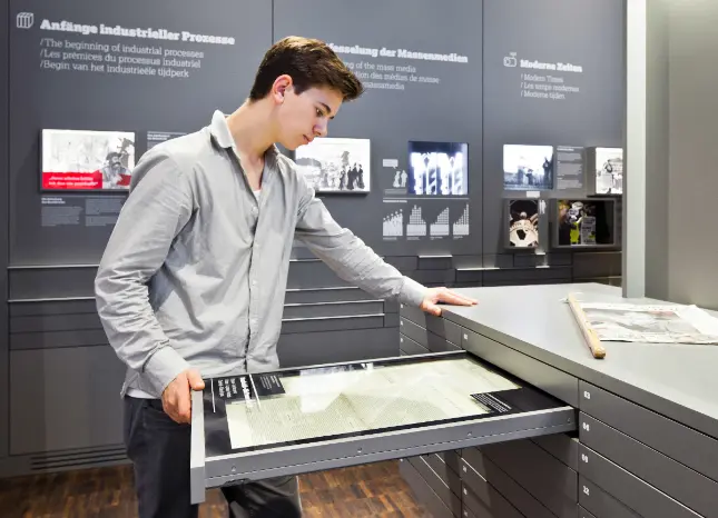 Junge im Internationalen Zeitungsmuseum in Aachen Auf Klassenfahrt mit HEROLÉ: Junge im internationalen Zeitungsmuseum in Aachen.