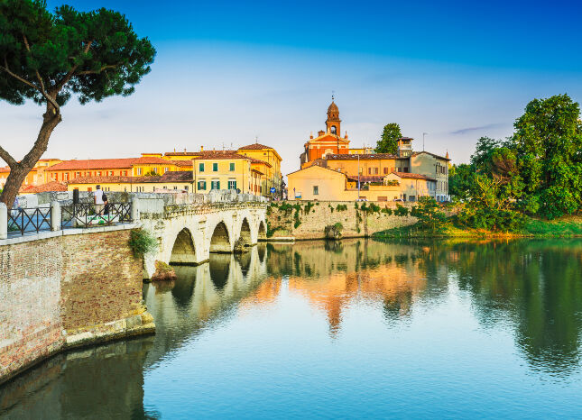 Klassenfahrten Adria - Ponte di Tiberio in Rimini Klassenfahrten Adria - Blick auf die Brücke in Rimini