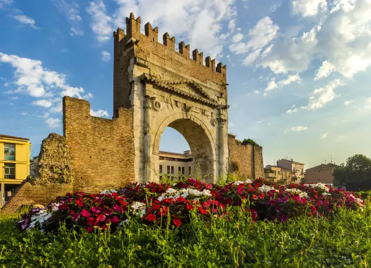 Auf Klassenfahrt mit HEROLÉ: Augustusbogen Rimini an der Adria.