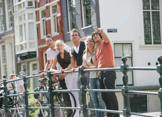 Auf Klassenfahrt mit HEROLÉ: Jugendliche Brücke in Amsterdam.