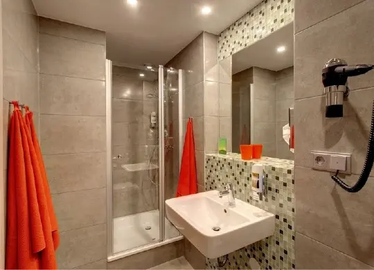 Auf Klassenfahrt mit HEROLÉ: Meininger Hotel Badezimmer in Amsterdam