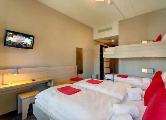 Auf Klassenfahrt mit HEROL&Eacute;: Meininger Hotel Mehrbettzimmer mit TV in Amsterdam