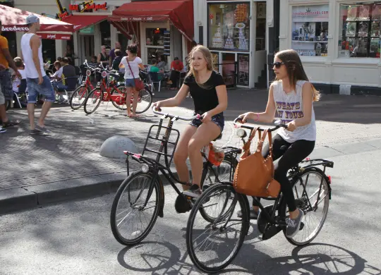 Auf Klassenfahrt mit HEROLÉ: Radtour in Amsterdam.
